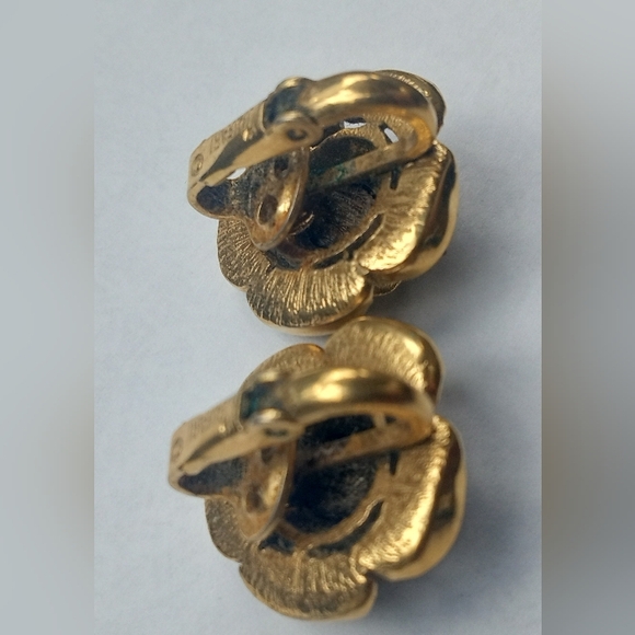 Trifari Crown Gold Tone Brushed VTG Rose Flower Brooch + Earrings 1960's Set - Picture 8 of 14